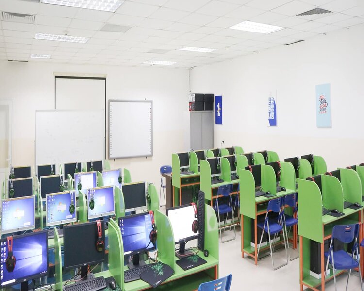 Phòng máy tính Đại học Nguyễn Trãi