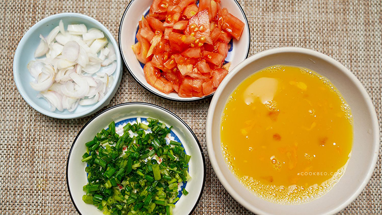 Cách làm trứng chiên sốt cà chua